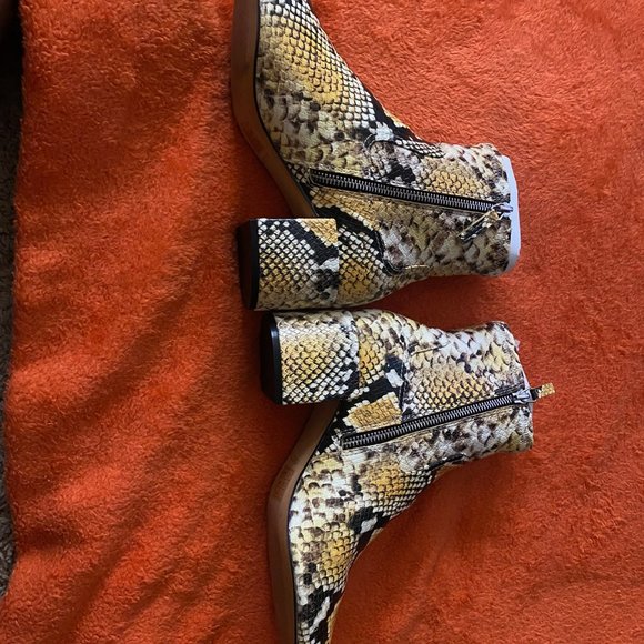 ALDO BLACK, YELLOW AND WHITE BOOTS AND MATCHING POCKETBOOK - Picture 7 of 8